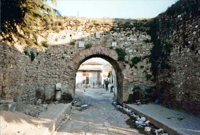 The three quadrangular blocks of white marble still hanging over the gate in Elbasan (Photo: Robert Elsie, March 1997)