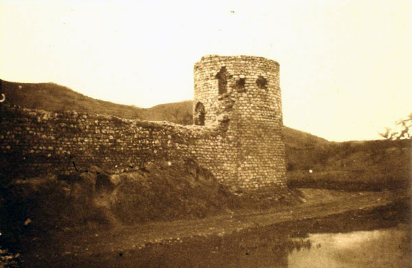 Die Festung von Kaçanik (Foto: Franz Baron Nopcsa, 1903).