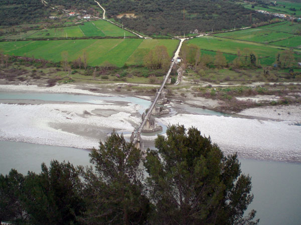Footbridge over the Vjosa, seen from Tepelena (Photo: Robert Elsie, March 2008)