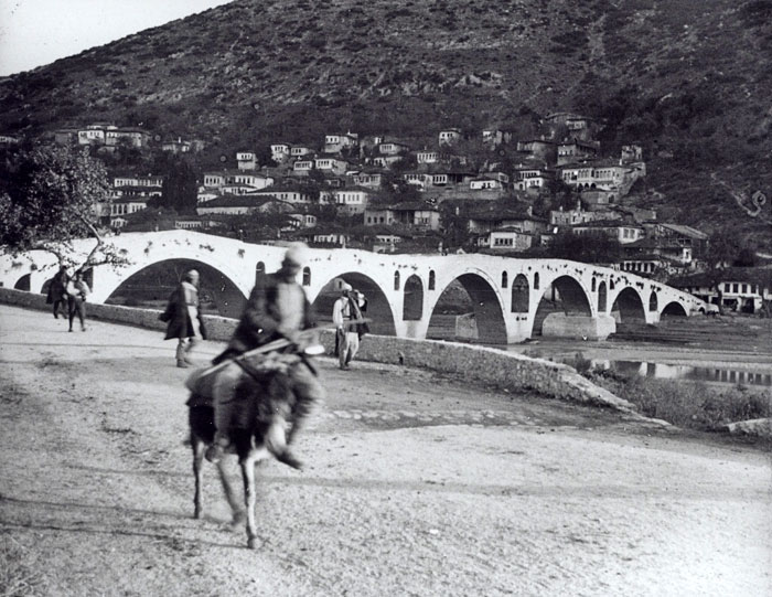 Bridge over the Osum River at Berat (Photo: Hendrik Reimers, 1914).