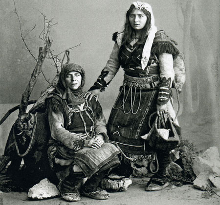 Two Albanian highland women (Photo: Kole Idromeno, ca. 1900)