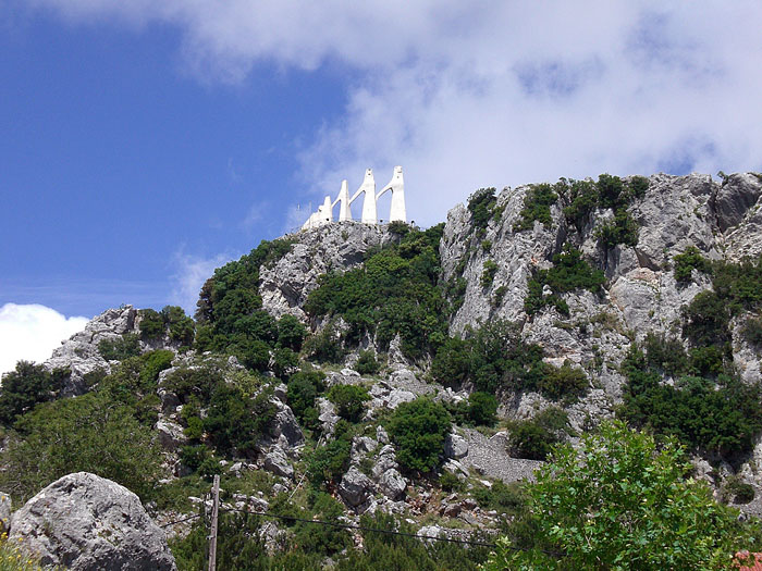 Suli monument in Zalongo, Epirus (Photo: Robert Elsie, May 2007).