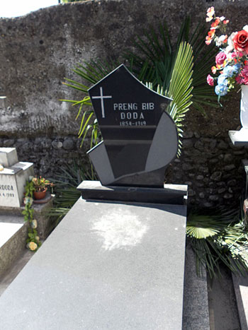 The grave of Prenk Bib Doda in Shkodra (Photo: Robert Elsie, July 2011).