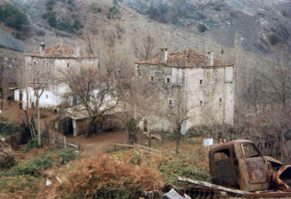 Houses near Orosh in Mirdita (Photo: Robert Elsie, November 2002)