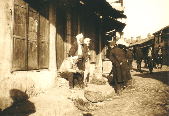 Albanais dans le bazar de Skopje, 1903 (Photo: Franz Baron Nopcsa).