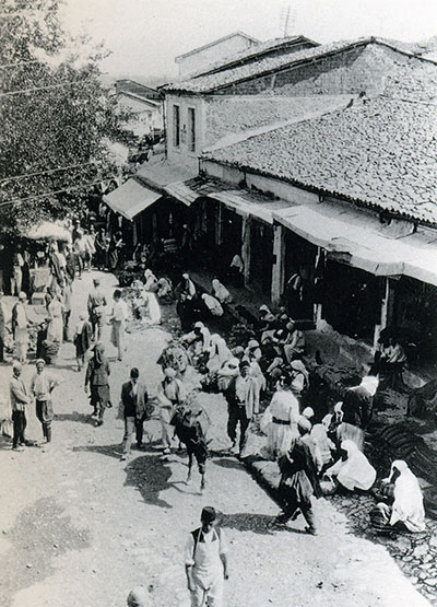 The bazaar of Elbasan (photo: G. Braca, 1927).