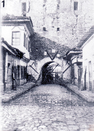 The entrance to the fortress of Elbasan (photo: 1920s).