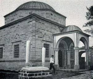 Fushë Kosova (Kosovo Polje), the mausoleum of Sultan Murad and the grave of the Grand Vizier Rifaat Pasha" (Photo: Gabriel Louis-Jaray, 1909)