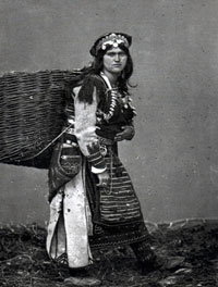 Dukagjini woman carrying a basket (Photo: Pjetër Marubi, 1870).
