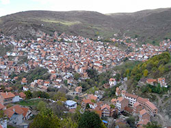 Das Dorf Restelica im Sharr-Gebirge (Foto: Robert Elsie, Oktober 2006)