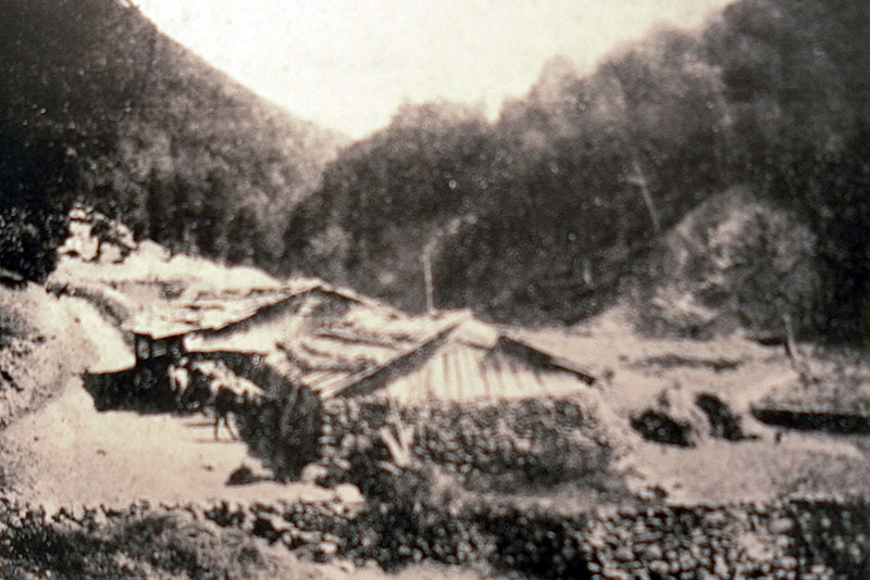 “Huts at Kolibeja e Gropës before the Predelec (Bordolec) Pass” (Photo: Alexandre Baschmakoff, September 1908).