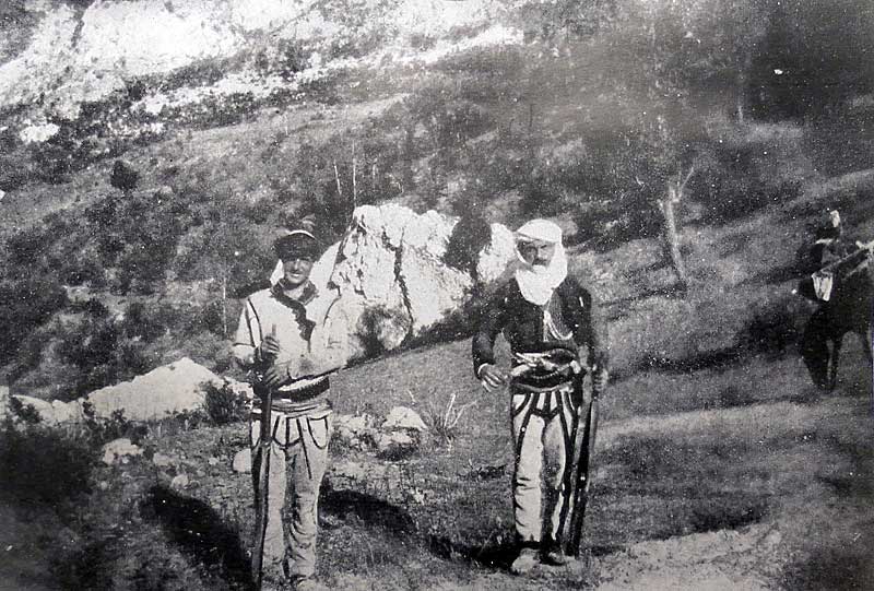 “Dus Muslia and Ibrahim, brigands from Rugova” (Photo: Alexandre Baschmakoff, September 1908).