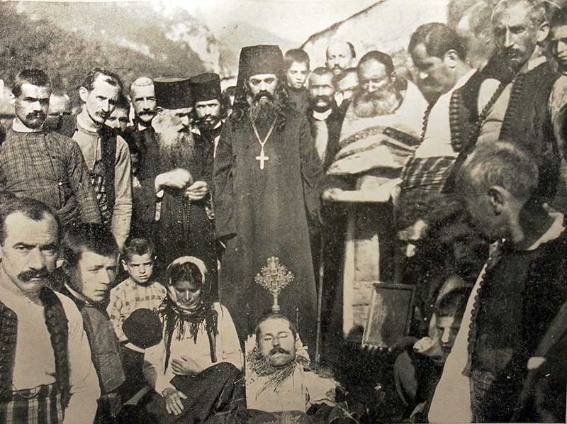 “The Serbs of Peja conducting the burial of the head of a Montenegrin warrior, cut off by the Albanians of Rugova” (Photo: Alexandre Baschmakoff, September 1908).