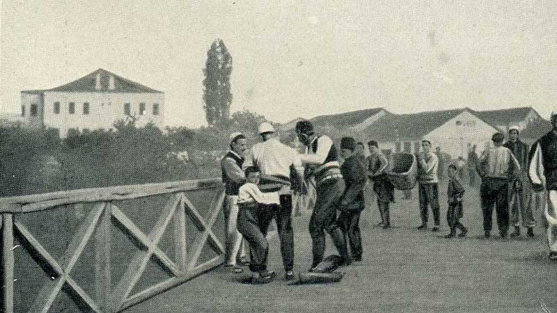 "Mitrovica: the natives fighting" (Photo: Gabriel Louis-Jaray, 1909).