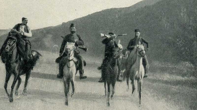 "From Mitrovica to Peja: my rear escort" (Photo: Gabriel Louis-Jaray, 1909).