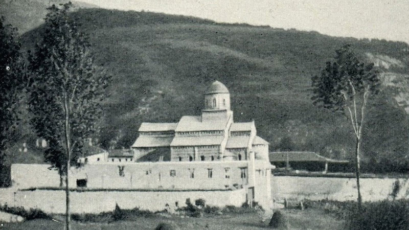 "The monastery of Deçan [Visoki Dečani]" (Photo: Gabriel Louis-Jaray, 1909).