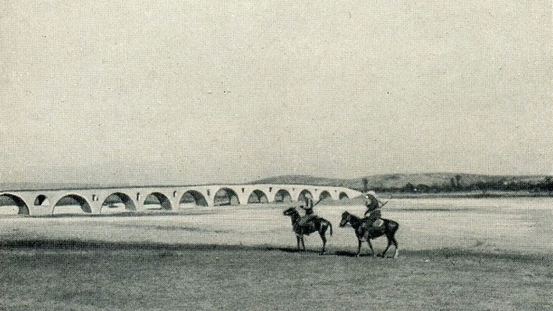 "From Gjakova to Prizren: bridge of the Erenik River" (Photo: Gabriel Louis-Jaray, 1909).