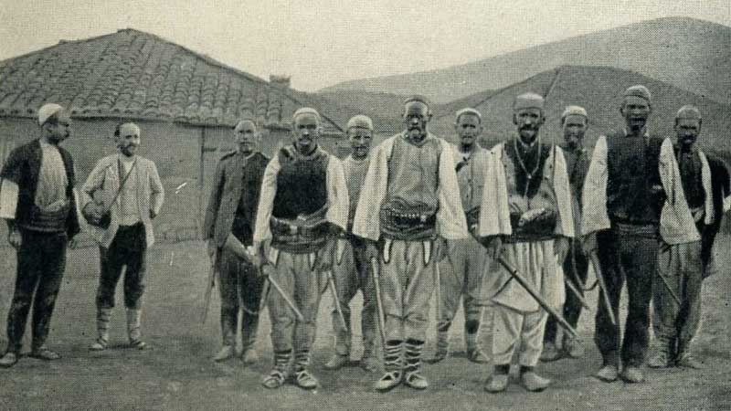 "Kukës: the tribe of Sul Elez Bey" (Photo: Gabriel Louis-Jaray, 1909).