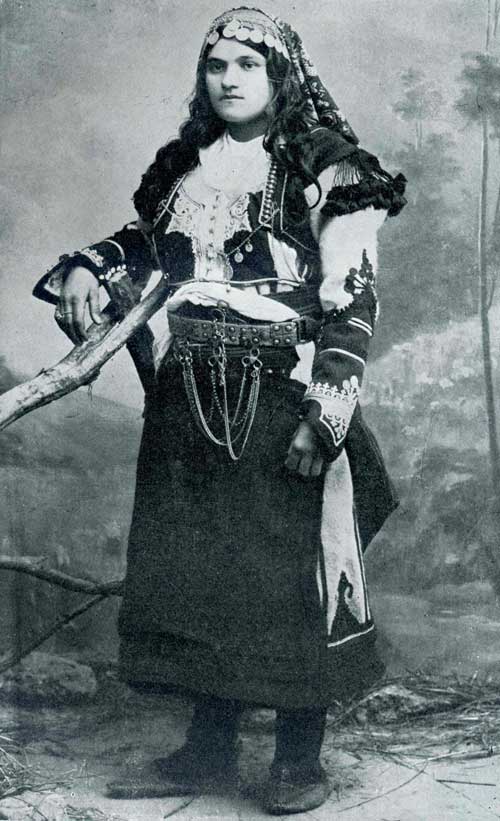 Highland maiden from Shllaku (Photo: Paul Siebertz, 1910).