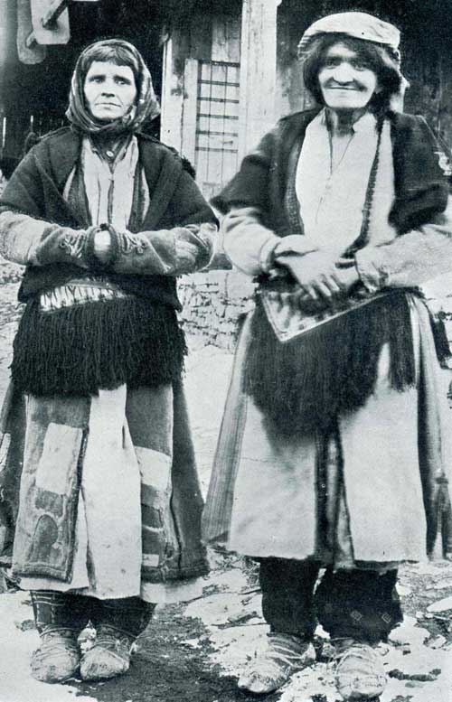 Two women from the highlands  (Photo: Paul Siebertz, 1910).