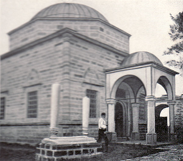 Mausoleum of Sultan Murad near Prishtina (Photo: Gabriel Louis-Jaray, 1912).