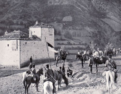 An Albanian kulla surrounded by Turkish cavallery (Photo: Ernst Jäckh, 1911).