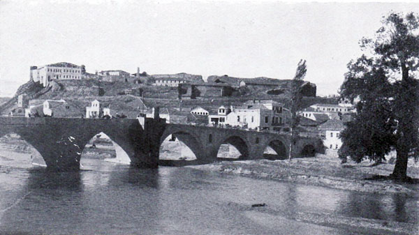 Brücke über den Wardar und Burghügel in Skopje (Foto: Hugo Grothe, 1913)