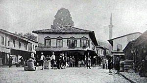 The market place of Vlora (Photo: Edith Durham, published in "People of All Nations" by J. A. Hammerton, London 1922).