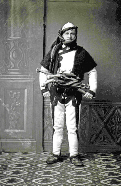 Theodor Ippen in Shkodra dressed in a northern Albanian costume (Photo: Marubbi 1900).