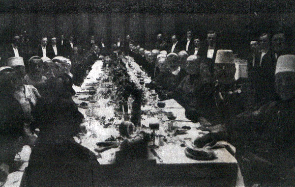 Die albanische Huldigungsdeputation zu Tisch im Hotel Bristol, Wien, 18. April 1917.