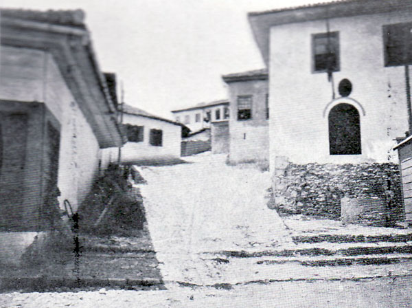House of Essad Pasha in background, where the flashing lights were intercepted (Photo: Jan Fabius, 1914)