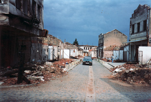Centre de Gjakova ravagé et détruit par des forces serbes au printemps 1999 (Photo: Robert Elsie, 29 juillet 1999).