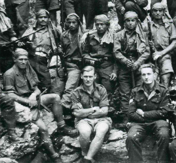 Fred Brandt (links), britische Offiziere und tadschikische Söldner im Jahre 1944 (Foto: National Archives, London).