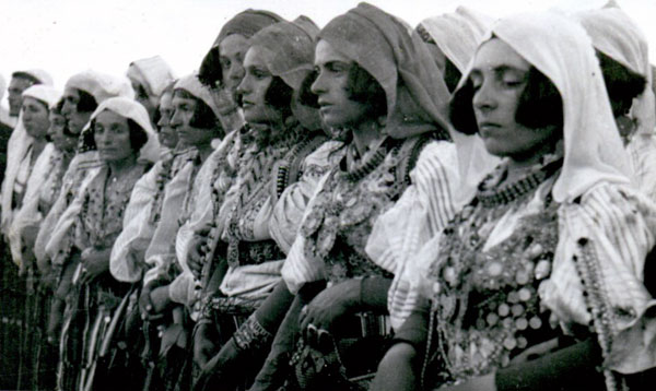 Northern Albanian women in national costume (Photo: Karl Wimmer, 1944)