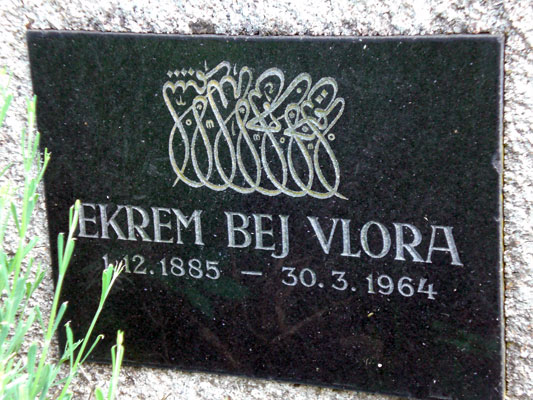 Grave of Ekrem Bey Vlora in Vienna (Photo: Robert Elsie, 2007)