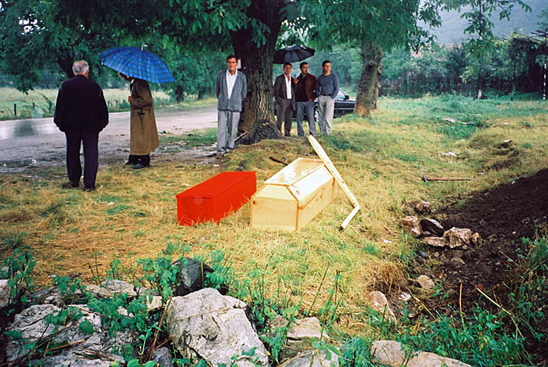 Burying the dead on the Plain of Dukagjin, at Lybeniq in Kosovo (Photo: Robert Elsie, 29 July 1999).